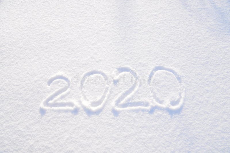 testo 2020 scritto sui precedenti di struttura fresca della neve - vacanza invernale, Buon Natale, giorno soleggiato di concetto fotografie stock libere da diritti testo 2020 scritto sui precedenti di struttura fresca della neve - vacanza invernale, Buon Natale, giorno soleggiato di concetto fotografie stock libere da diritti