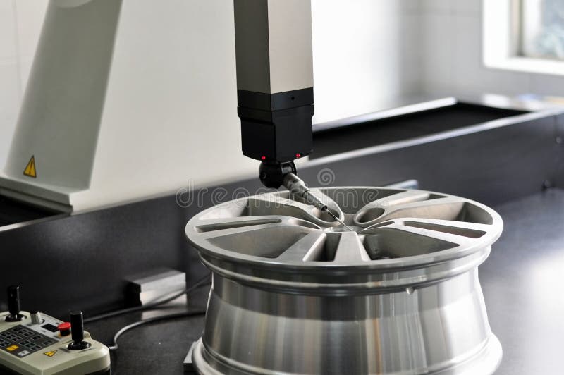 Testte een nieuw randwiel in de heldere fabriek royalty-vrije stock fotografie Testte een nieuw randwiel in de heldere fabriek royalty-vrije stock fotografie