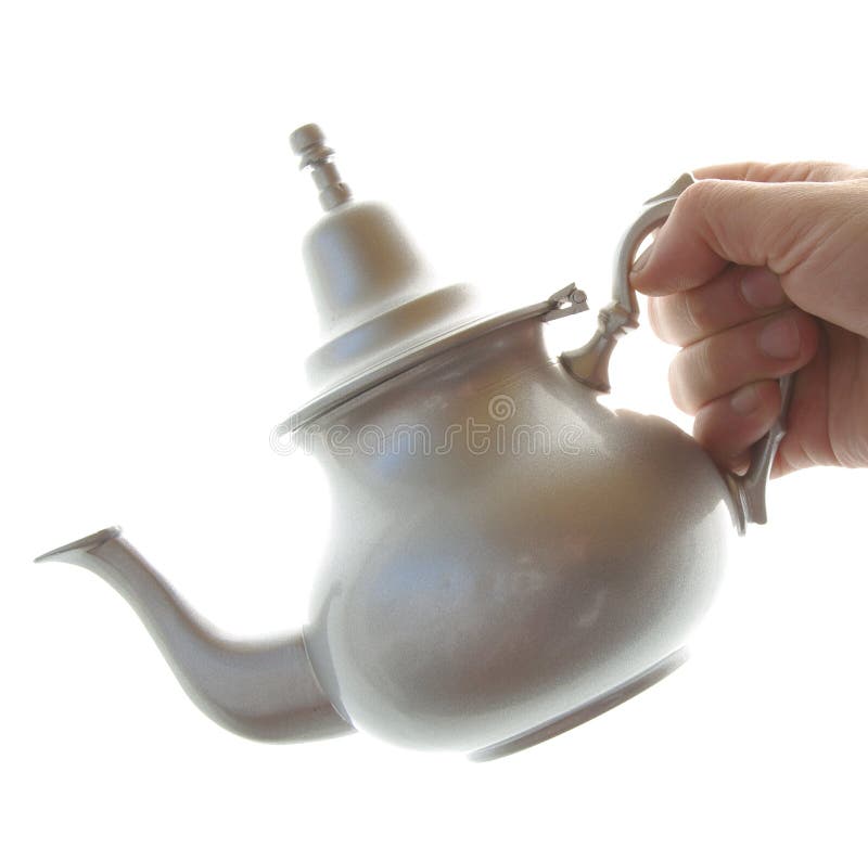 Una tetera de plata con un fondo blanco