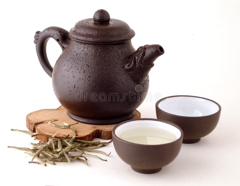 Tetera china marrón con té verde fotografía de archivo libre de regalías