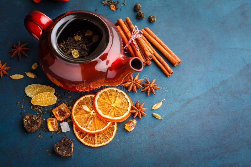 Tetera con té seco fotos de archivo libres de regalías