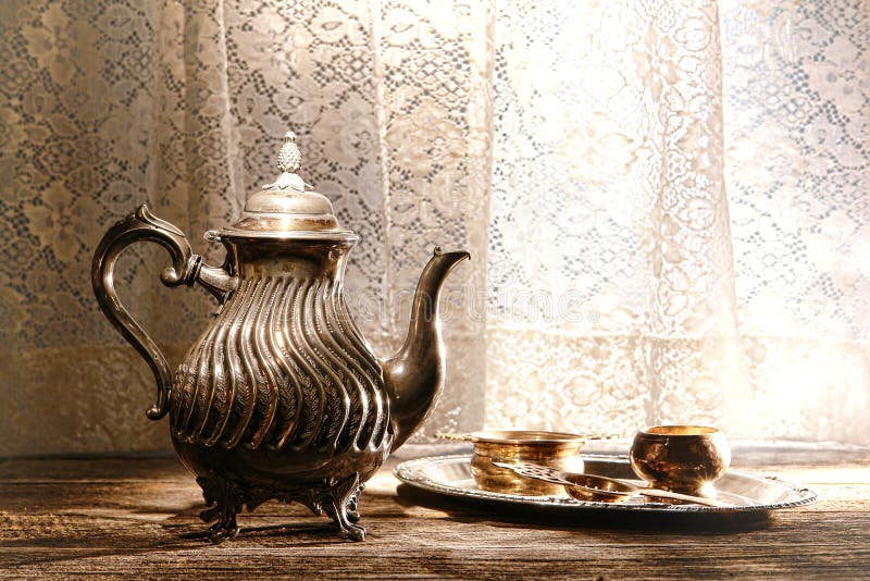 Tetera y bandeja de plata viejas de los accesorios de la porción del té imagen de archivo libre de regalías