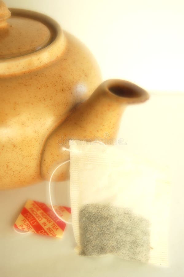 Tetera y su bolso de té fotos de archivo libres de regalías