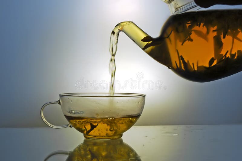 Tetera y taza de té de cristal foto de archivo libre de regalías