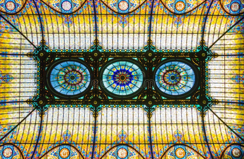 Teto de vitral colorido no estilo floral do art nouveau fotografia de stock Teto de vitral colorido no estilo floral do art nouveau fotografia de stock