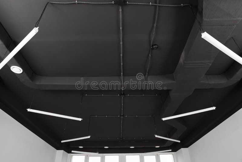 Teto Preto Com Iluminação Na Sala De Escritórios Foto de Stock