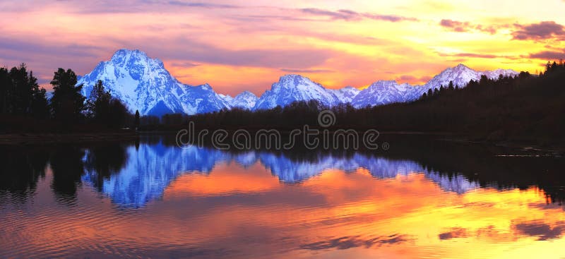 Il grande sul tramonto riflettente serpente un fiume, curva il grande,.