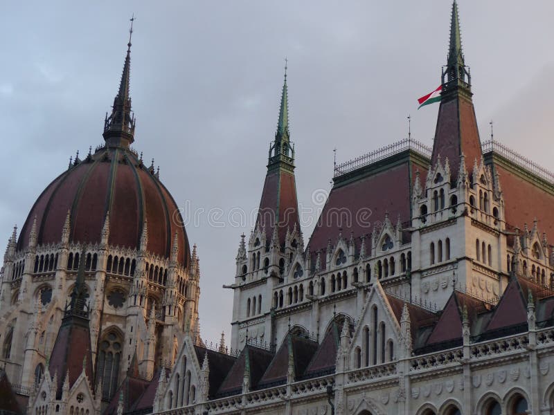 Tetti del parlamento ungherese per Budapest al tramonto fotografie stock Tetti del parlamento ungherese per Budapest al tramonto fotografie stock