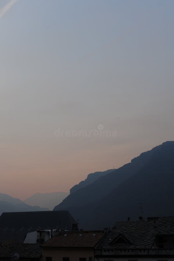Tetti della città del San Vincenzo in d’Aosta della valle d'Aosta Valle in Italia con le alpi italiane nell'inverno al crepusco immagini stock libere da diritti Tetti della città del San Vincenzo in d’Aosta della valle d'Aosta Valle in Italia con le alpi italiane nell'inverno al crepusco immagini stock libere da diritti