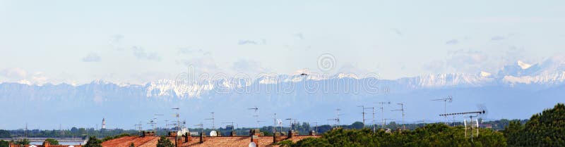 Tetti di Grado con le alpi innevate immagine stock libera da diritti Tetti di Grado con le alpi innevate immagine stock libera da diritti