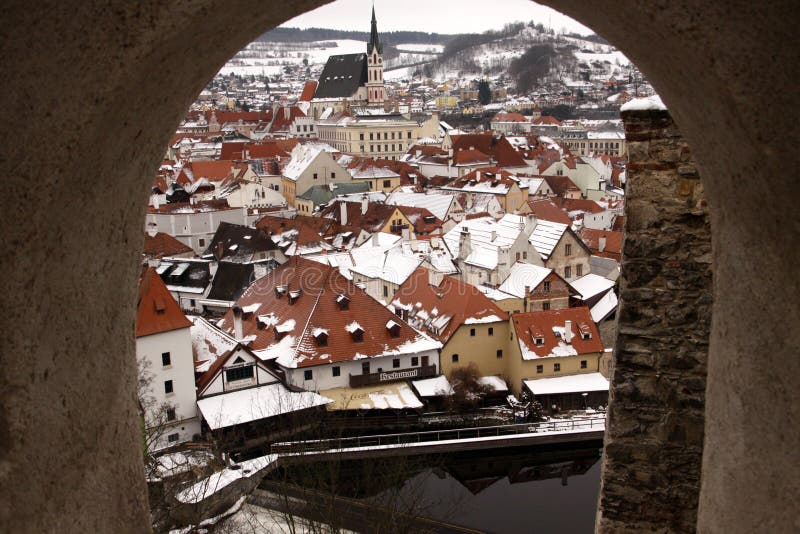 Tetti di Praga. Una vista dall'arco ai tetti di inverno di vecchia Praga che tiene la storia dei secoli