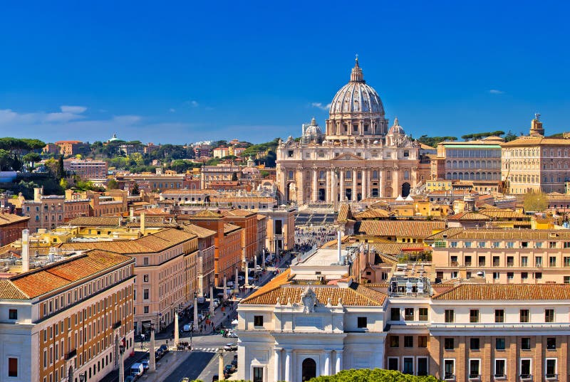 Tetti di Roma e vista panoramica dei punti di riferimento di Città del Vaticano fotografia stock libera da diritti Tetti di Roma e vista panoramica dei punti di riferimento di Città del Vaticano fotografia stock libera da diritti