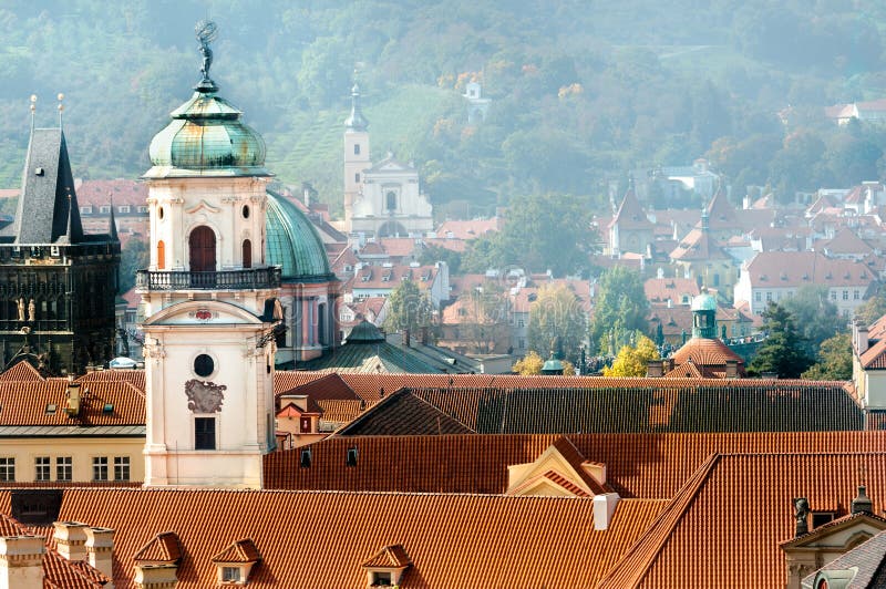 Tetti di vecchia Praga e della torre astronomica fotografia stock libera da diritti Tetti di vecchia Praga e della torre astronomica fotografia stock libera da diritti