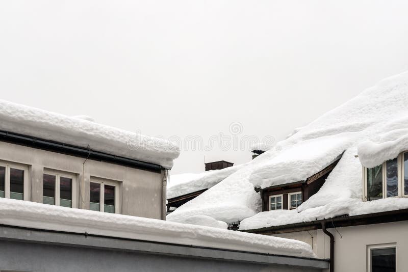 Tetto di costruzione con la finestra e lo strato spesso della neve nell'inverno Precipitazioni nevose e previsioni del tempo dell fotografie stock Tetto di costruzione con la finestra e lo strato spesso della neve nell'inverno Precipitazioni nevose e previsioni del tempo dell fotografie stock