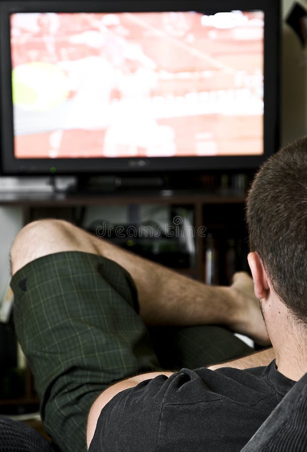 Assistir Jogo De Tênis No Aparelho De Tv (televisão) Com Os Pés Na Mesa E  Comer Lanches – Foto De Stock Foto Royalty Free, Gravuras, Imagens e Banco  de fotografias. Image 54223124