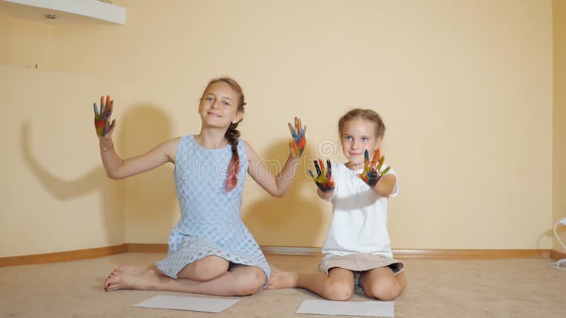 Tevreden meisjes met gekleurde handen