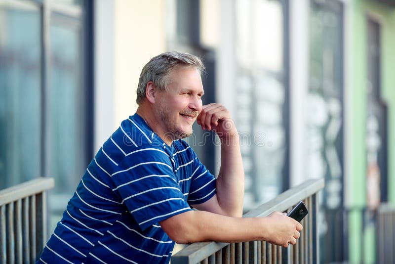 Tevreden mensenglimlachen die de afstand in de stad onderzoeken Het concept het moderne leven in de stad stock foto's Tevreden mensenglimlachen die de afstand in de stad onderzoeken Het concept het moderne leven in de stad stock foto's