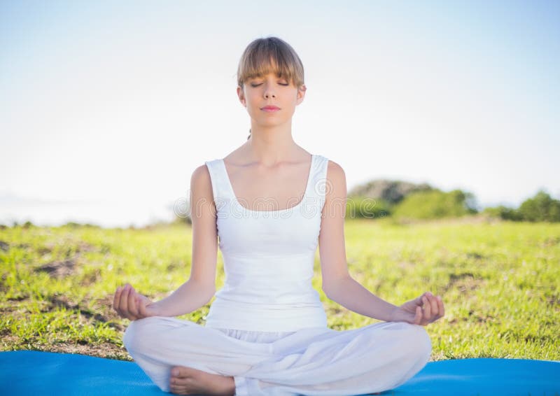 Tevreden natuurlijke jonge vrouw die yoga doen royalty-vrije stock afbeelding Tevreden natuurlijke jonge vrouw die yoga doen royalty-vrije stock afbeelding