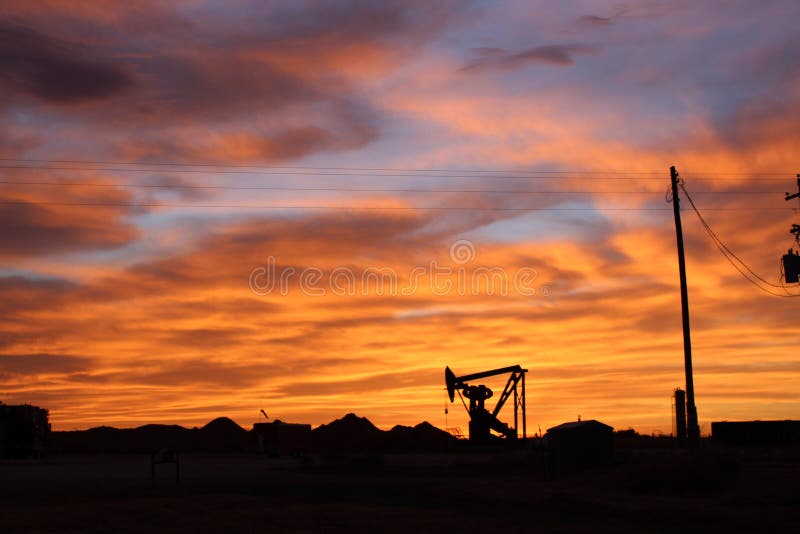 Texas pumjack vid sunset royaltyfria bilder Texas pumjack vid sunset royaltyfria bilder