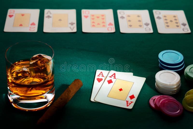 Texas rymmer dem poker med en hand av två överdängare arkivfoto Texas rymmer dem poker med en hand av två överdängare arkivfoto