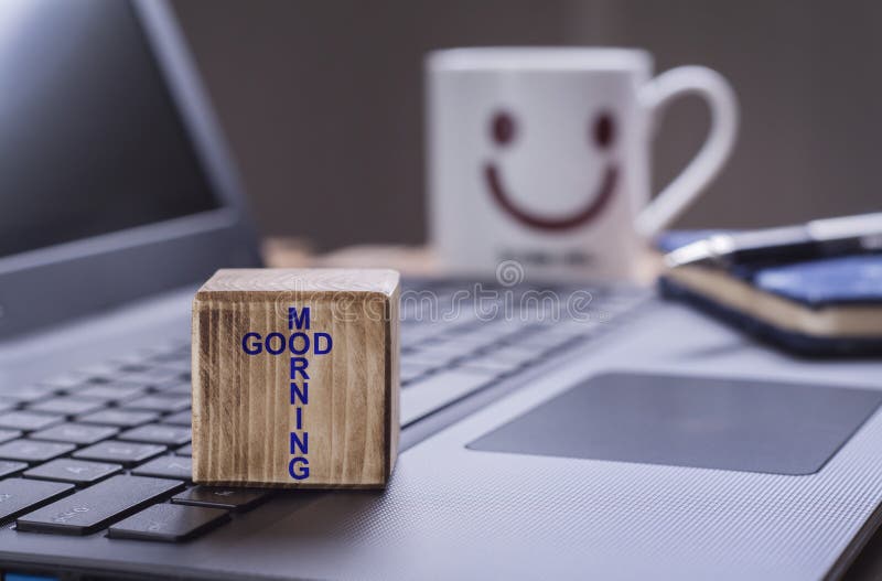 Text des gutenmorgens auf Laptop lizenzfreies stockbild Text des gutenmorgens auf Laptop lizenzfreies stockbild