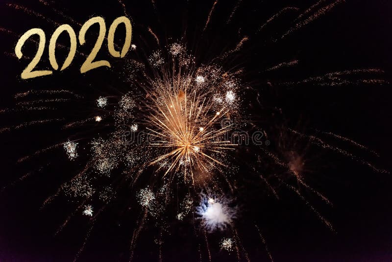 2020 Text mit festem Gold-Feuerwerk Collage in Night Sky Leerzeichen kopieren Grußkarte lizenzfreie stockfotografie 2020 Text mit festem Gold-Feuerwerk Collage in Night Sky Leerzeichen kopieren Grußkarte lizenzfreie stockfotografie