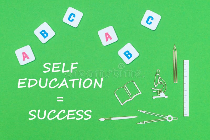 Text o sucesso da educação do auto, de cima das fontes de escola de madeira dos minitures e das letras do ABC no fundo verde ilustração royalty free Text o sucesso da educação do auto, de cima das fontes de escola de madeira dos minitures e das letras do ABC no fundo verde ilustração royalty free