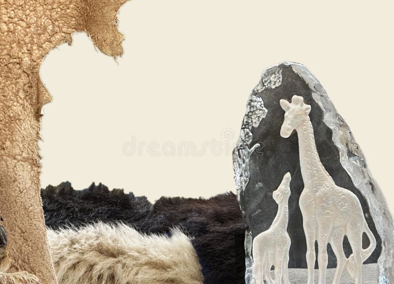 Spațiu text cu girafă&baby este înconjurat de blănuri de animale sălbatice &decât ascunderea. Girafa izolată cu blană de animal sălbatic pentru copii și cu ascunzătoarea de animal sălbatic pentru copii reprezintă un cadru pentru mesajul dvs.. utilizarea pentru anunțarea coperților de carte sau imaginarea unei noi lumi pentru adulți sau copii.