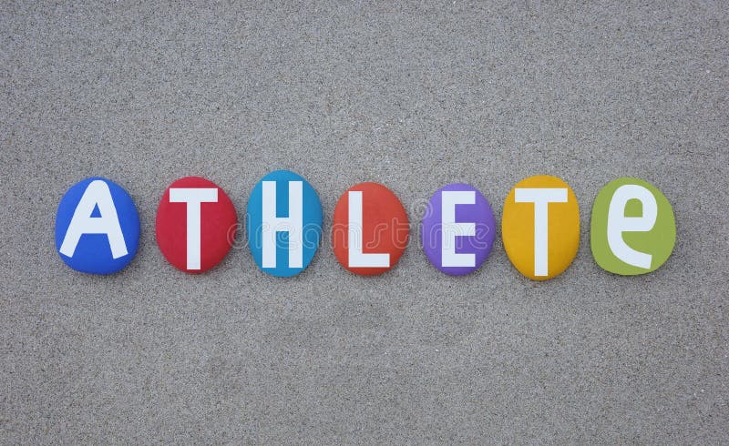 Texte créatif de l'athlète composé de lettres de pierre multicolores sur sable de plage pour un logo unique ou un design de tshirt illustration stock