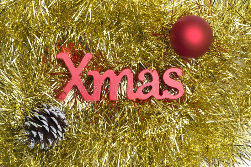 Texte de Noël et boule, cône de pin sur la décoration jaune de Noël photo libre de droits Texte de Noël et boule, cône de pin sur la décoration jaune de Noël photo libre de droits