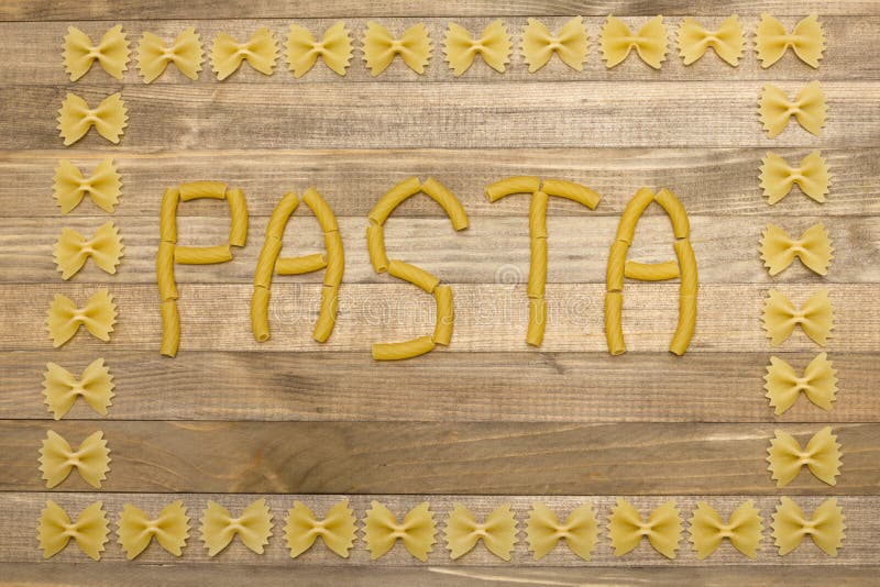 Texte de pâtes fait de pâtes crues photos stock Texte de pâtes fait de pâtes crues photos stock