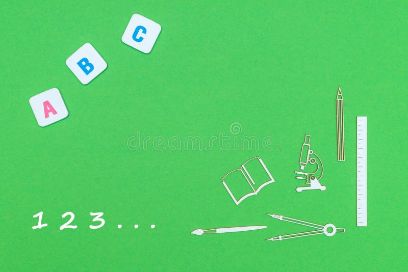 Texte 123, des fournitures scolaires en bois ci-dessus de minitures et des lettres d'ABC sur le fond vert illustration libre de droits Texte 123, des fournitures scolaires en bois ci-dessus de minitures et des lettres d'ABC sur le fond vert illustration libre de droits