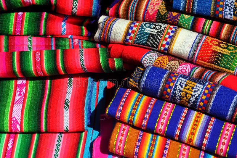 Textiles colorés péruviens traditionnels empilés photographie stock Textiles colorés péruviens traditionnels empilés photographie stock
