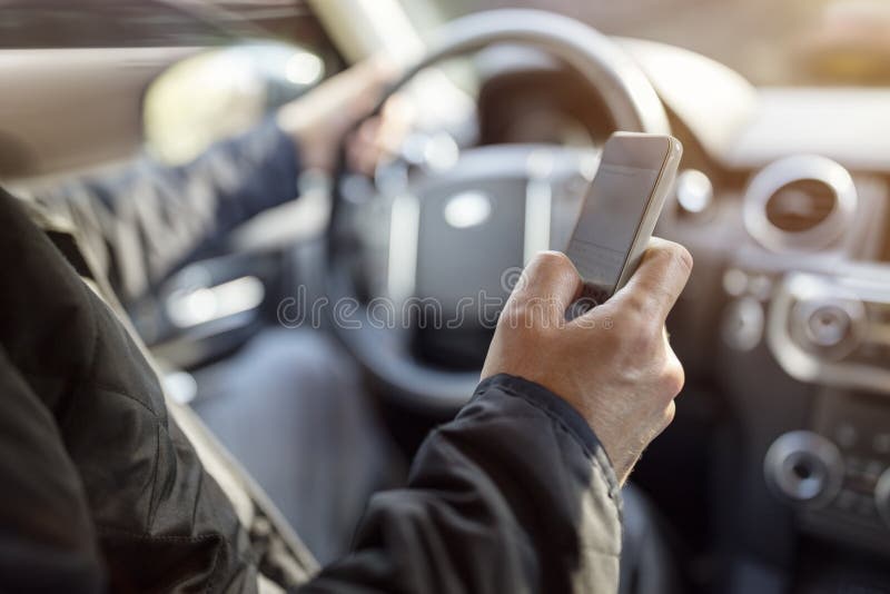 Texting ao conduzir usando o telefone celular no carro