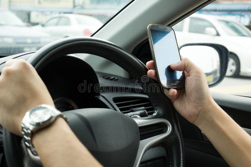 Texting Podczas gdy Jadący fotografia stock Texting Podczas gdy Jadący fotografia stock