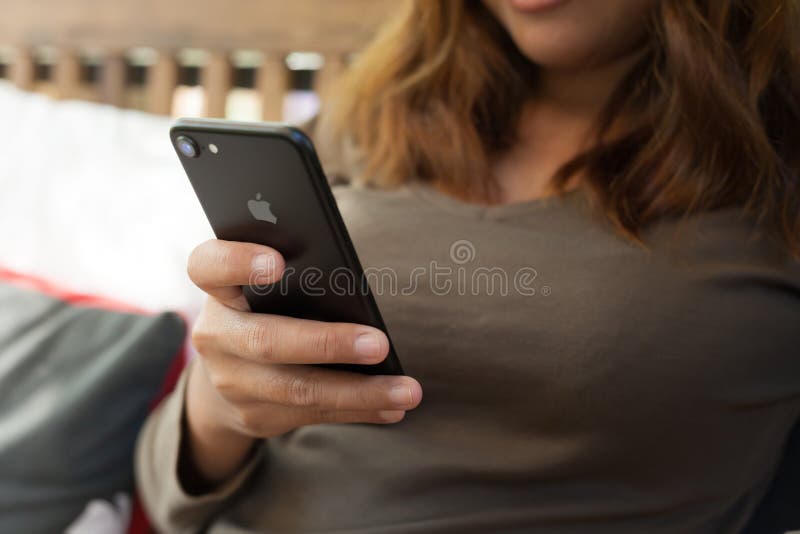 Texting μήνυμα γυναικών κινηματογραφήσεων σε πρώτο πλάνο στοκ φωτογραφία με δικαίωμα ελεύθερης χρήσης Texting μήνυμα γυναικών κινηματογραφήσεων σε πρώτο πλάνο στοκ φωτογραφία με δικαίωμα ελεύθερης χρήσης