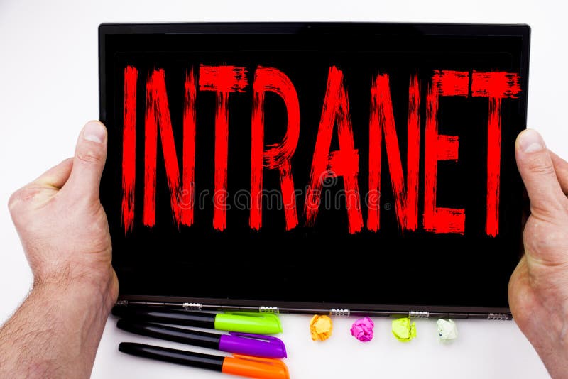Texto da nuvem da palavra do intranet escrito na tabuleta, computador no escritório com marcador, pena, artigos de papelaria Conc foto de stock Texto da nuvem da palavra do intranet escrito na tabuleta, computador no escritório com marcador, pena, artigos de papelaria Conc foto de stock