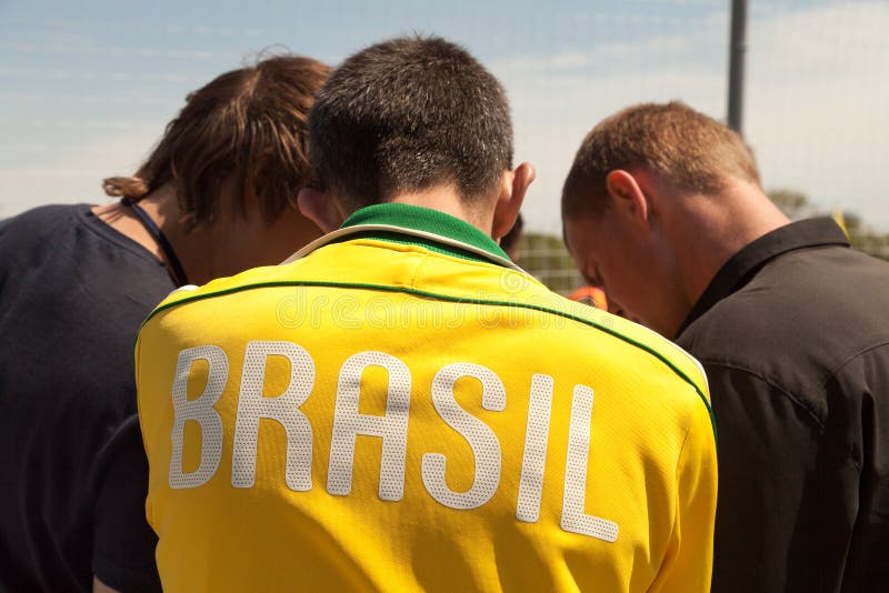 Texto de Brasil na parte de trás da camisa de esporte amarela - atletas novos que falam a vista traseira foto de stock Texto de Brasil na parte de trás da camisa de esporte amarela - atletas novos que falam a vista traseira foto de stock