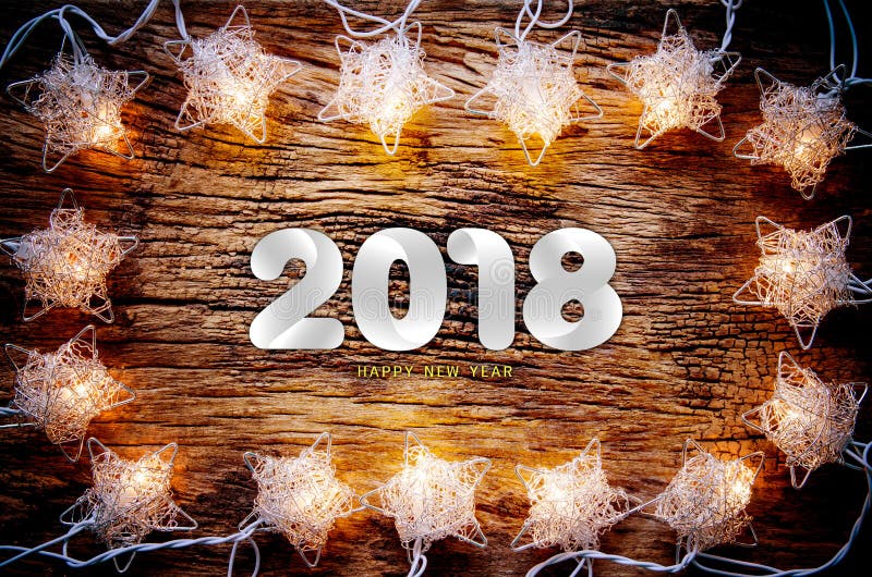 Texto de la Feliz Año Nuevo 2018 en la tabla de madera del vintage con la Navidad imagen de archivo Texto de la Feliz Año Nuevo 2018 en la tabla de madera del vintage con la Navidad imagen de archivo
