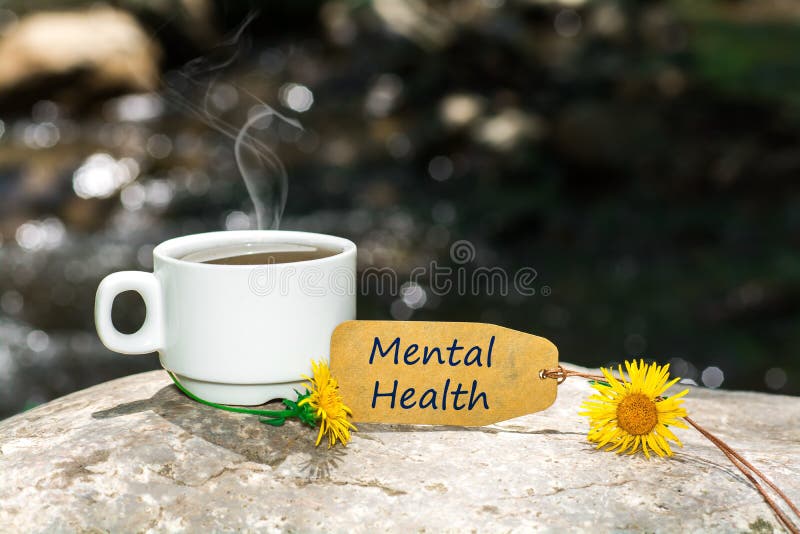 Texto de la salud mental con la taza de café