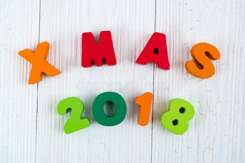 Texto de madera colorido de Navidad 2018 en el escritorio de madera blanco con Christm imagen de archivo libre de regalías Texto de madera colorido de Navidad 2018 en el escritorio de madera blanco con Christm imagen de archivo libre de regalías