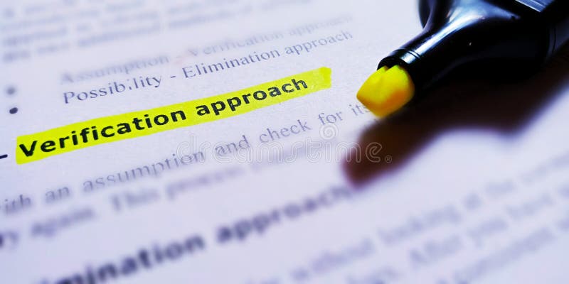 Texto del enfoque de verificación escrito en inglés con fondo coloreado resaltado
