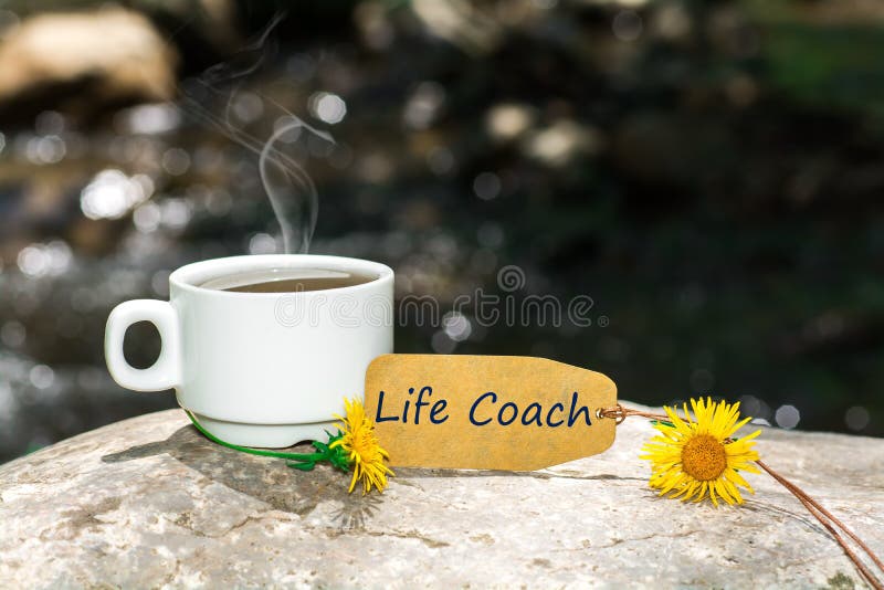 Texto do treinador da vida com copo de café imagem de stock royalty free Texto do treinador da vida com copo de café imagem de stock royalty free