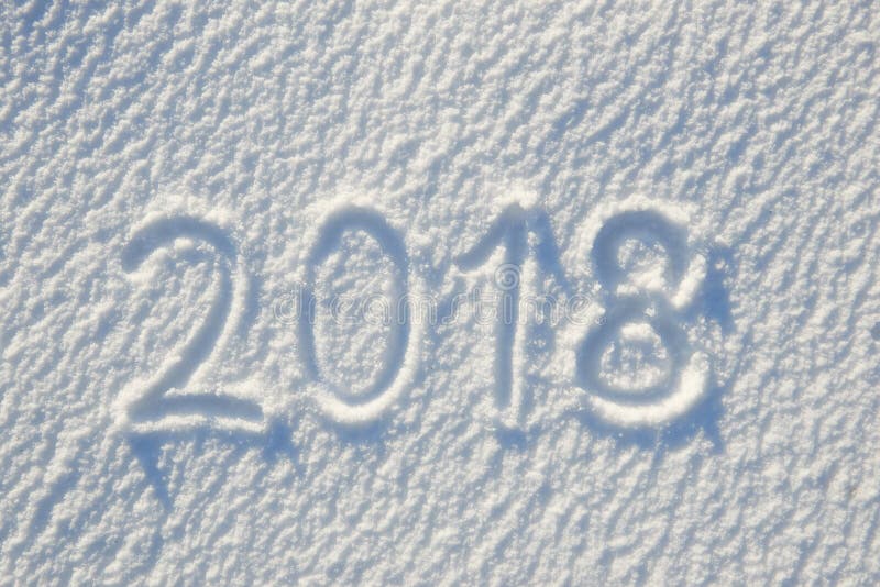 texto 2018 escrito en la nieve para la textura o el fondo - concepto de las vacaciones de invierno Día soleado, luz brillante con foto de archivo libre de regalías texto 2018 escrito en la nieve para la textura o el fondo - concepto de las vacaciones de invierno Día soleado, luz brillante con foto de archivo libre de regalías