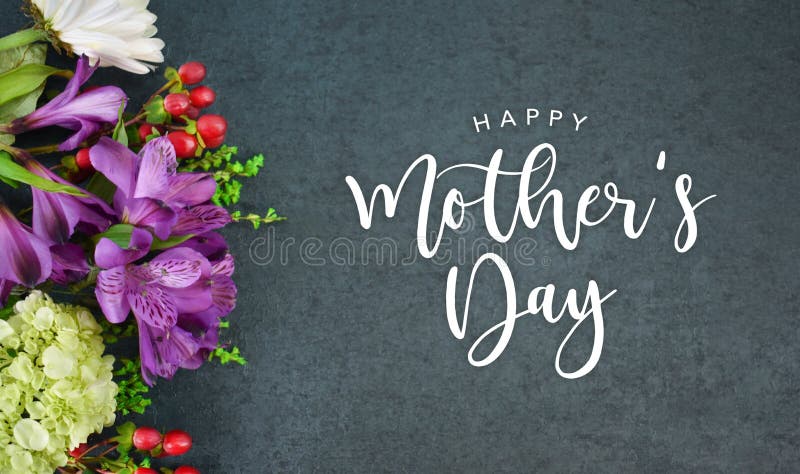 Texto feliz del día de las madres con flores ramo y fondo de textura negro