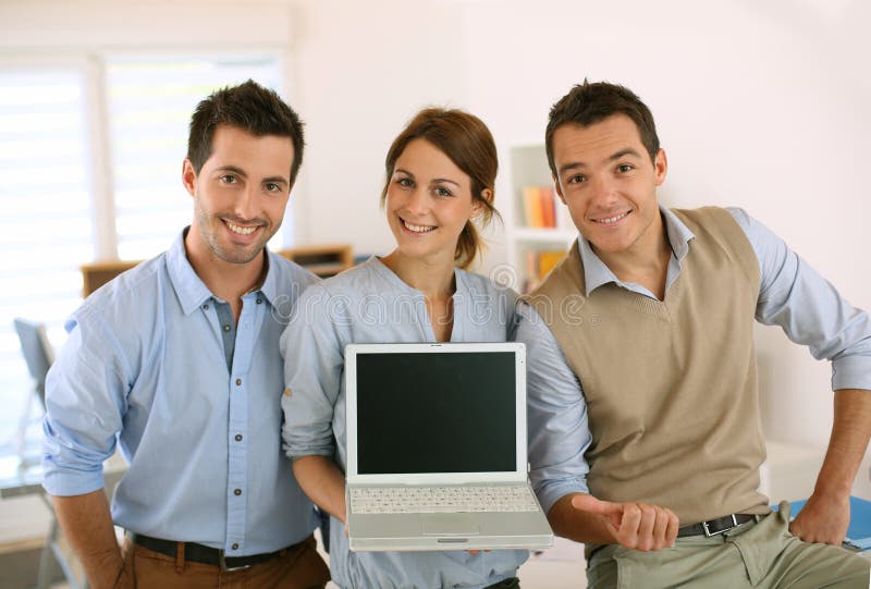 Texto ou resultados mostrando startup novos na tela do portátil imagens de stock Texto ou resultados mostrando startup novos na tela do portátil imagens de stock
