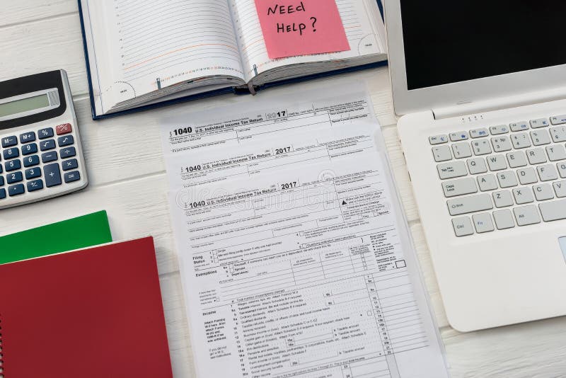 Texto 'Precisa de ajuda' no formulário e no notebook 1040 fotos de stock royalty free