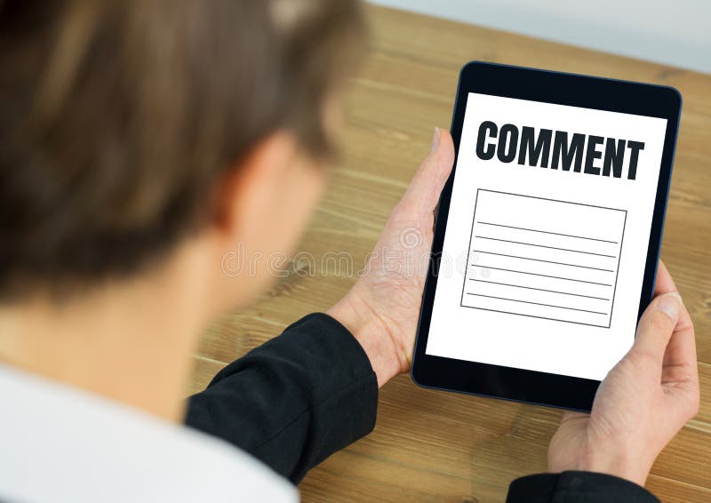 Texto y gráfico del comentario en la pantalla de la tableta con las manos foto de archivo libre de regalías Texto y gráfico del comentario en la pantalla de la tableta con las manos foto de archivo libre de regalías