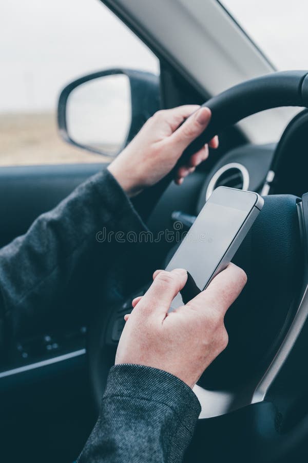 Textos e condução são comportamentos perigosos no tráfego
