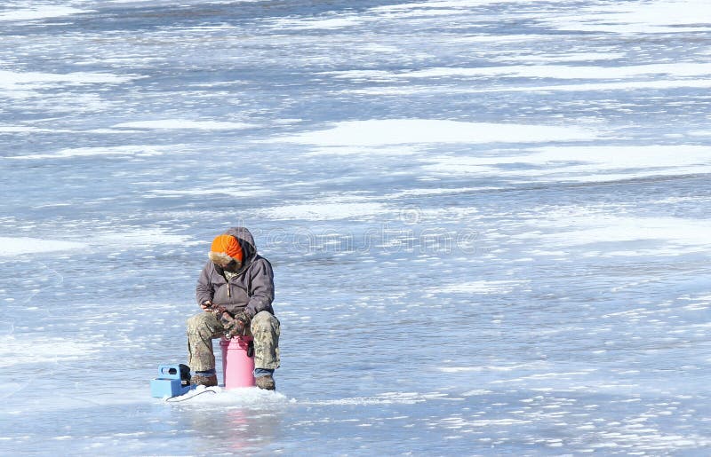 Textoter tandis que pêche de glace photos stock Textoter tandis que pêche de glace photos stock
